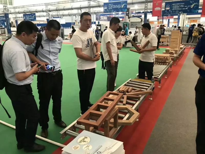 速必胜工作人员为客商现场演示了榫卯加工过程