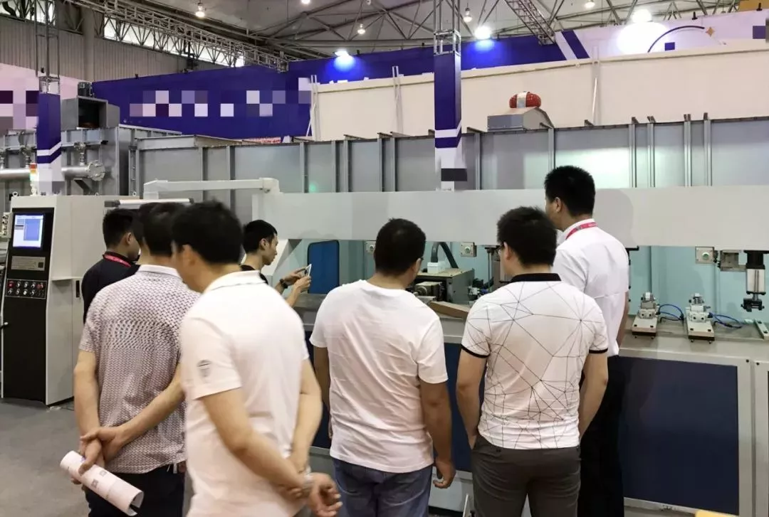 速必胜工作人员为客商现场演示机械加工过程